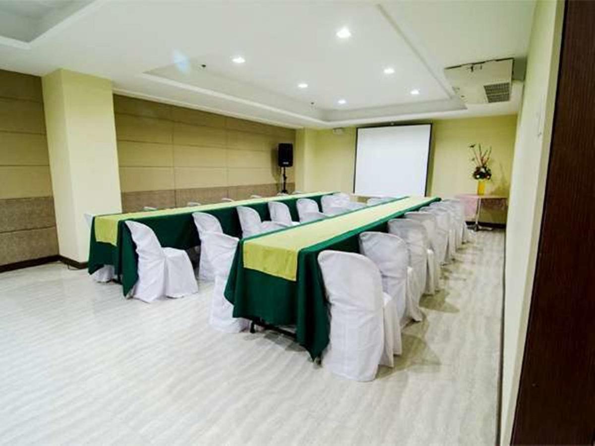 Madison Hotel PHL Iloilo Esterno foto
